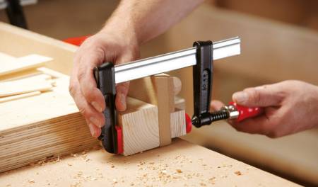 Струбцина чугунная 300/80, 5.5 кН, деревянная ручка BESSEY BE-TPN30B8BE. Артикул BE-TPN30B8BE