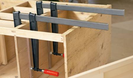 Струбцина чугунная 300/200, глубокий зажим, 7 кН, деревянная ручка BESSEY BE-TGN30T20. Артикул BE-TGN30T20