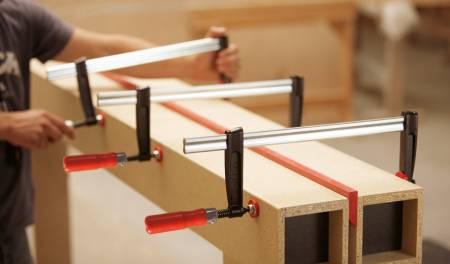 Струбцина чугунная 300/80, 5.5 кН, деревянная ручка BESSEY BE-TPN30B8BE. Артикул BE-TPN30B8BE